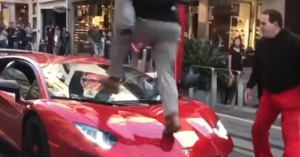 Ez történik, ha pofátlanul felmászol valakinek a Lamborghini Aventadorára – VIDEÓ Ez történik, ha pofátlanul felmászol valakinek a Lamborghini Aventadorára – VIDEÓ