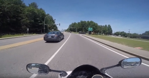 A motoros mindkét karja eltört ezután az érthetetlen kanyarodás után – VIDEÓ A motoros mindkét karja eltört ezután az érthetetlen kanyarodás után – VIDEÓ