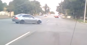 Ez a BMW-s csak egy valamivel nem számolt: a kocsi hátul hajt – VIDEÓ Ez a BMW-s csak egy valamivel nem számolt: a kocsi hátul hajt – VIDEÓ