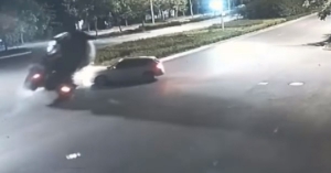 Elképesztő baleset, rádőlt az autósra a betonkeverő a kanyarban – VIDEÓ Elképesztő baleset, rádőlt az autósra a betonkeverő a kanyarban – VIDEÓ
