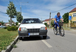 Autók foglalják el a kerékpársávokat Autók foglalják el a kerékpársávokat