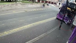 Durván elütötte a busz, aztán felállt és bement a kocsmába – videó Durván elütötte a busz, aztán felállt és bement a kocsmába – videó