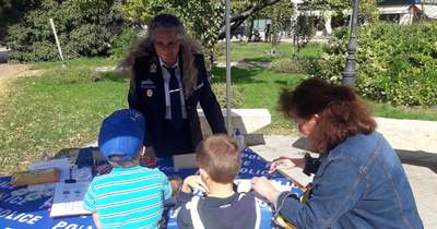 Játékos foglalkozásokat tartottak a rendőrök a kecskeméti Autómentes napon