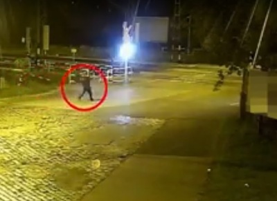 Így törölte meg a fűben a gyilkosság után a véres kést Budapesten a vasúti átjáró mellett – megrázó videó