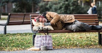 Segíteni próbáltak a hajléktalannak – nem tudták, hogy a vesztükbe rohannak