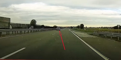 Az M4-esen autózott, aztán a belső sávban meglátta, ami ott se lehetett volna - videó Az M4-esen autózott, aztán a belső sávban meglátta, ami ott se lehetett volna - videó