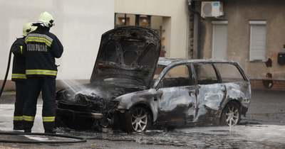 Kigyulladt egy autó Szegeden – Fotók