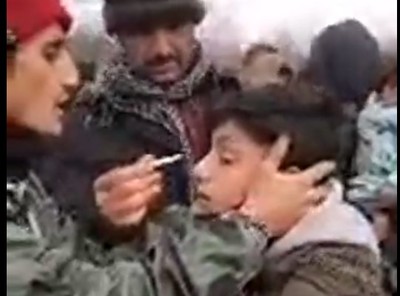 Cigarettafüstöt fújnak saját gyerekeik szemébe a migránsok a határon, hogy sírjanak - videó