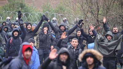 Drótvágókkal mennek a lengyel kerítésnek az illegális bevándorlók