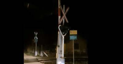 Nem működött a lámpa és a sorompók is fent voltak az acsádi vasúti átjáróban – a vonat pedig jobbról érkezett – videó