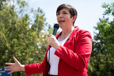 Egy gépen utazik Brüsszelbe Gyurcsányné és filmbéli alakítója, Gubás Gabi - videó