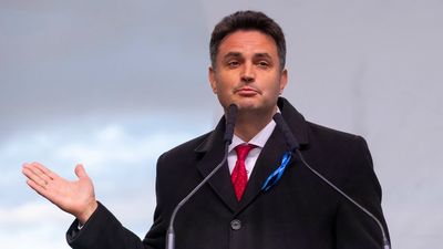 Amerikából jöttem, híres mesterségem címere: tartótiszt