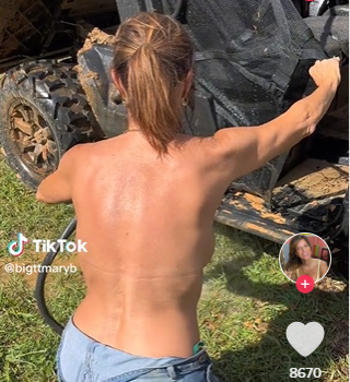 Félmeztelenül kertészkedik ez a nő, imádják a férfiak - videók
