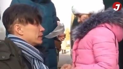 Szívszaggató videó: zokogva búcsúzik lányától egy ukrán édesapa