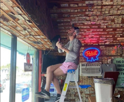 A 15 év alatt összegyűlt borravalót most szétosztotta a dolgozói között