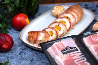 Unod a klasszikus sülteket? Íme, a baconbe tekert, barackkal töltött csirkemell, nem csak hétvégére(x)