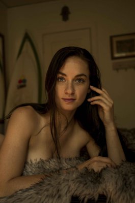 Az egyik kedvenc modellünk most virágkoszorút visel. Csak egy virágkoszorút