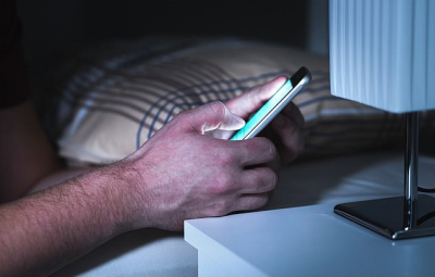 Mondunk egy jó okot, miért ne nézegesd a mobilod éjjel