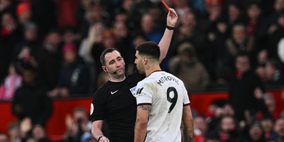 Ki látott már valaha ilyet? A bíró egy percen belül három piros lapot adott a ManUnited meccsén - videó
