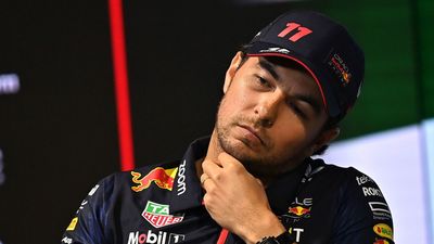 Christian Horner beégette a füllentő Sergio Pérezt
