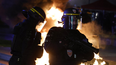 Videón, ahogy egyetlen irgalmatlan pofonnal KO-t ad a tüntetőnek egy francia rendőr (videó)