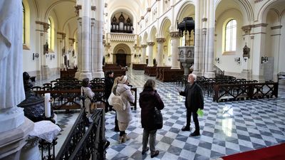 Videón, ahogy ellopják a Szűz Mária-szobrot egy terézvárosi templomból