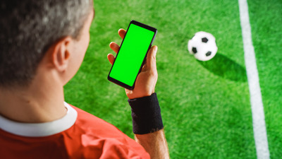 Eltiltották a futballbírót, aki kölcsön mobilon nézte vissza a lassítást
