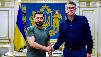 „Az autó néhány másodperc alatt gázkamrává változott” – kigyulladt az észt külügyminiszter páncélozott autója Kijevben