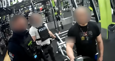 „Mi van, te kutya, egy köcsög rendőrkutya vagy, nem?” – így barátkoztak a szabadnapos rendőrrel egy pécsi konditeremben (Videó)