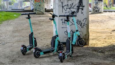 A kerékpárokhoz sorolnák a KRESZ-ben az elektromos rollereket