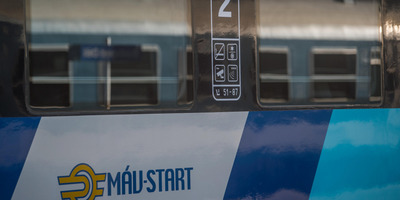 A viharos szél fát döntött ki, ezért késnek a vonatok