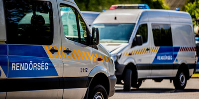 Frontális ütközött egy kisbusz és egy autó, a mentők is helyszínen vannak