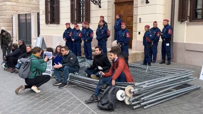 Újra építési kordont bont a Momentum a Karmelitánál