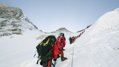 Éppen hetven éve, hogy ember lépett az Everest csúcsára, több száz holttest szegélyezi az utat, és nem tudni, hol a vége