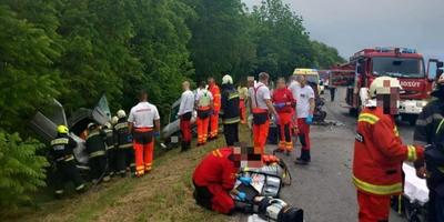 Tömegkarambol a 65-ös úton, mentőhelikoptert is riasztottak - fotó