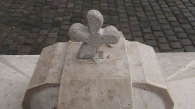 A héten már harmadszorra is letörték a Szent Korona keresztjét