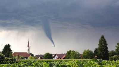 Videón az óbudai tornádó
