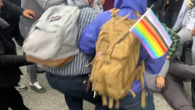 Konzervatív és baloldali tüntetők csaptak össze Kaliforniában, mert egy iskolában be akarták illeszteni a Pride-ot az iskolai napokba