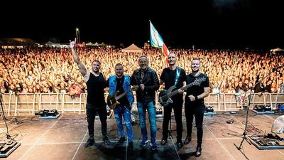 Összeomlott a forgalom, annyian mentek ennek a magyar zenekarnak a koncertjére