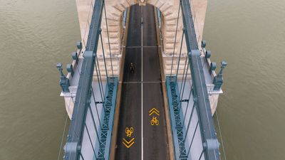 Milliós a kár, megrongálták a Lánchidat