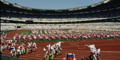 Mellüket döngetve ünnepelték a magyar sportolókat a dicsfényben fürdő elvtársak