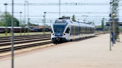 Gázolt a vonat, pótlóbusz viszi az utasokat