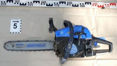 Családját akarhatta megvédeni a láncfűrészes támadó