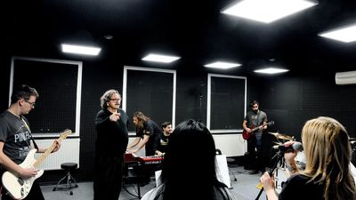 Támadások kereszttüzében a Máté Péter-díjas basszusgitáros-zeneszerző