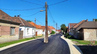 Elindult a világhír felé egy mosonmagyaróvári utca a villanyoszlopaival
