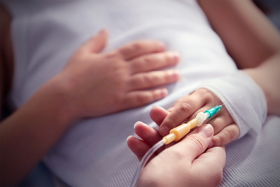 Füvet, homokot és kavicsot tömtek társai egy iskolás fiú szájába Borsodban: életveszélyes állapotba került
