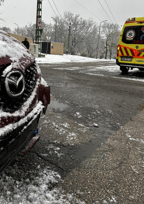 Gyereket szállító mentőnek ütközött egy autó Budapesten