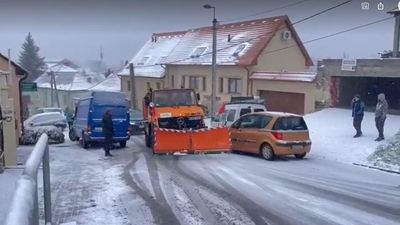 Autók törnek, nem lehet közlekedni Egerben a Mekcseyn olvasónk szerint + videó