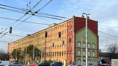 Késsel kergette a gyerekeket egy randalírozó abban a bérházban, ahová Karácsony hajléktalanokat költöztetett