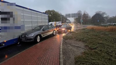 Baleset Győrben a Nádorvárosi temető előtt - Egy teherautó és egy Audi ment egymásba - Fotók